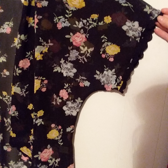 Floral Top - Picture 2 of 5